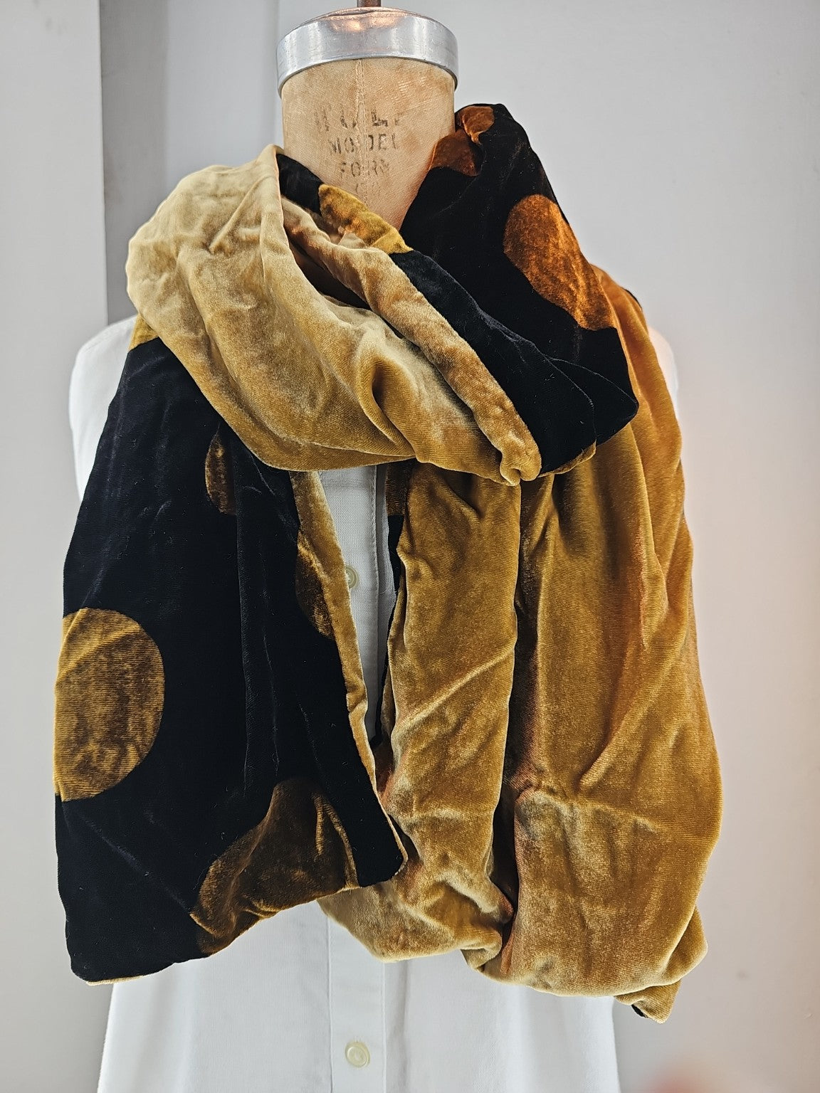 Golden Eclipse (Burnout Velvet Circle Pattern)