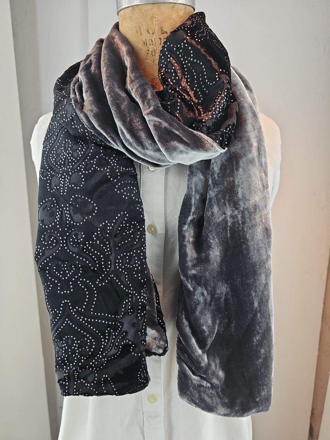 Silver Noir (Velvet Filigree Pattern)